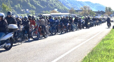 Motoristi se zbirajo pred začetkom paradne vožnje pred Bavantom v Dvorjah